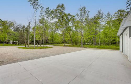 Pet Friendly Higgins Lake Home Firepit and Yard - Foto 31