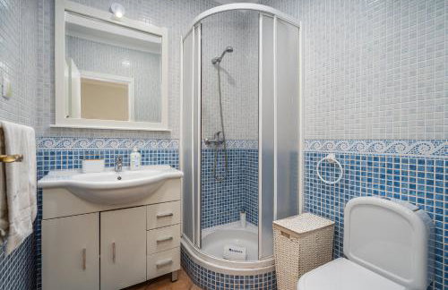 Bright Flat w/ Terrace & Pools by HostWise - Foto 11