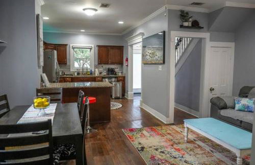 Historic Coastal Haven- Pet Friendly Fast Wi-Fi - Foto 1