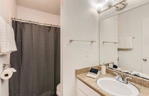 Walkable Dtwn 2B Getaway - Sleeps 5 - Pool, Prkg - Foto 12
