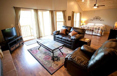 Lakefront Cozy Cabin with Hot-tub in Carbondale, Illinois - Foto 2