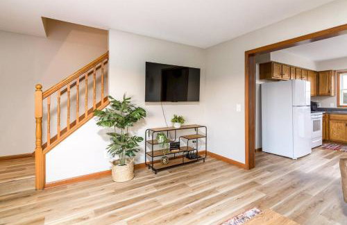 Boho Cleveland Bungalow - Sun-Drenched 2BR with Deck - Foto 7