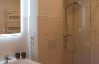 Modernes Ferienhaus mit 4 separaten Appartements, je mit vollausgestatteter Küchenzeile und eigenem Bad, 2 Gehminuten zum Badesee, Garten, Grillplatz, Kinderspielbereich, Hunde sind willkommen - Foto 21