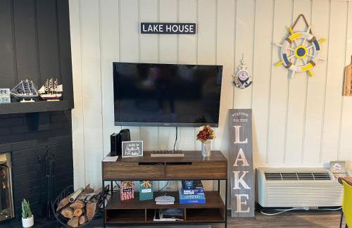 Newly Updated Modern, Spacious, and Cozy Condo- Right on the Lake! - Foto 44