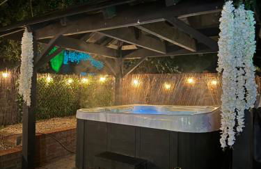 Grade II Listed Farmhouse, Pool, Hot Tub, Games Room, Celebration Hall, Car Park, 10ppl, 45 min from Central London - Foto 16