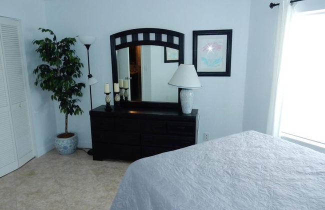 Modern Atrium Drive Condo - Photo 2