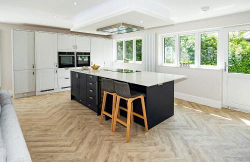 NEW! Stunning & Huge 5BR with Parking & Garden - Perfect for Families & Groups! Excellent Location - Foto 1