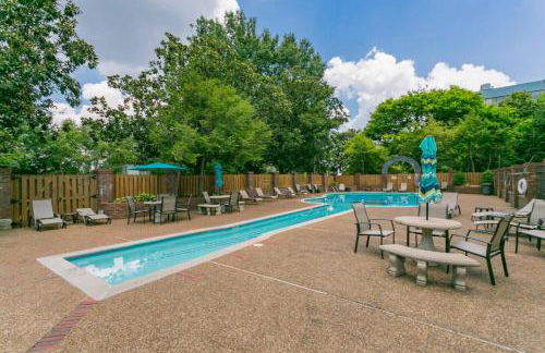 Two Condos on Music Row that Sleeps 14 with POOL and Parking - Foto 10