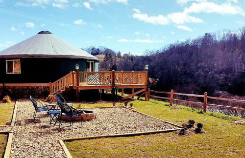 Unique Yurt Rental on Peony Farm with Riverfront View in Clyde, North Carolina - Foto 28