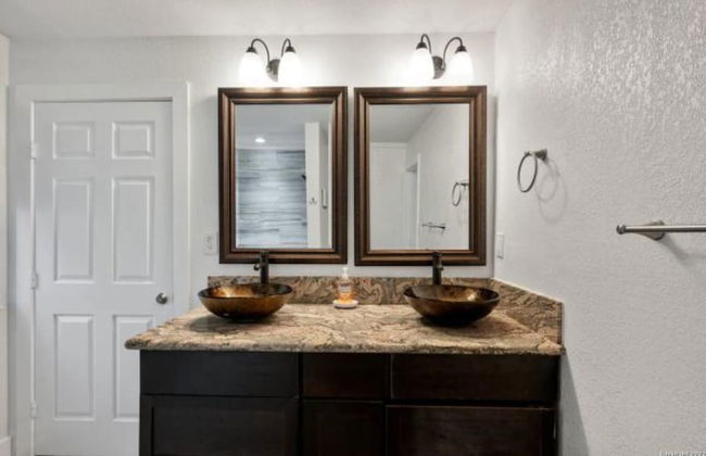 Experience Serenity in a 4br/3ba Downtown Home - Foto 18