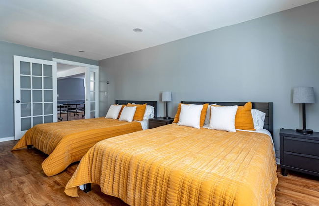 Family Fun Oasis Hot Tub Steam Room Pool Stream Firepit Games - Foto 41