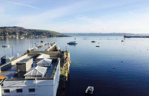 Waterside apartment, central Falmouth, Vi-spring king bed, gated parking - Foto 1