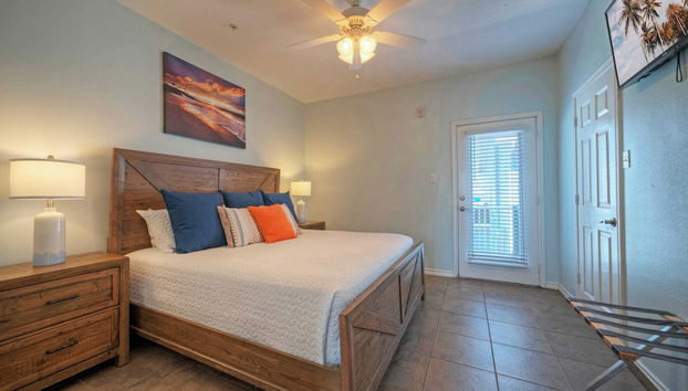 Minutes to the Beach w/ Pool, Sleeps 8 Two Condos: Costa Bahia - Foto 4, Interior