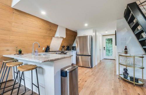 Modern A-Frame Cabin by Rip Van Winkle with Hot Tub - Foto 3