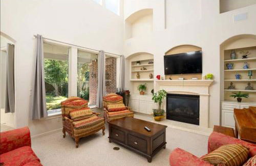 Bedroom with 3.5-Bathroom near Golf Course! - Photo 5