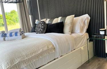 Luxurious Glass House with Private Hot tub - Photo 9