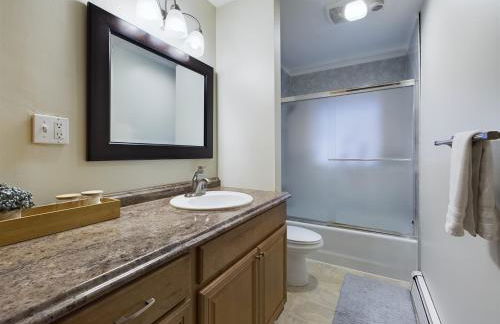 Updated Duplex with Mountain & Filtered Water View - Foto 53