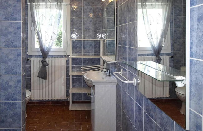 Holiday Home With Swimming Pool - Photo 32