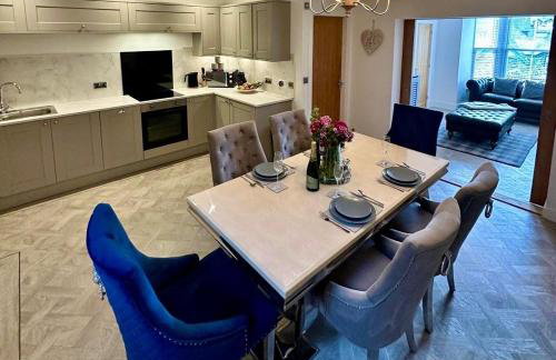 Luxury Pet Friendly 3 Bedroom Home with Copper Bath - Photo 6