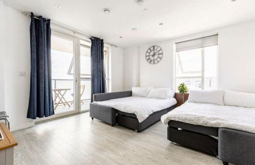 Stylish & Comfortable Top-Floor Flat in Harrow - Photo 7