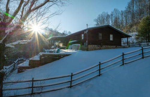 Ascension Cabin - hot tub, fire pit, babbling brook - Foto 18