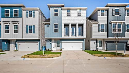 Stylish 4BR Lake House - Photo 3