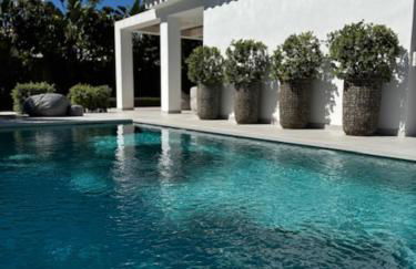 Marbella Bliss - Luxury 4-Bedroom VILLA with Garden, Private POOL & Jacuzzi, Marbesa near- 5 min to the Cabopino Beach - Photo 14