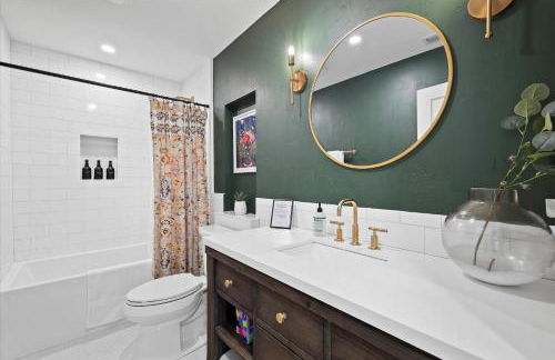 Luxury Lakeview Stay | Main&Guest House, Sleeps 10 - Foto 14