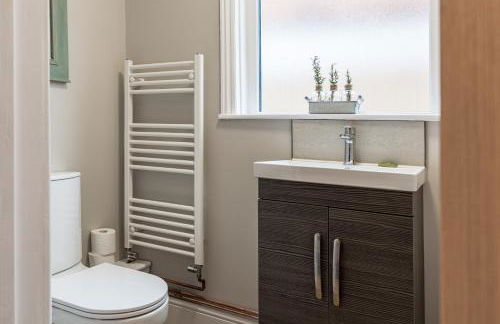 Comfortable 5-Bedroom House in Cheltenham - Foto 26