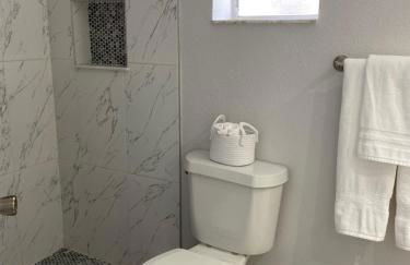 Cozy 3-bed home close to beautiful beaches. - Photo 21