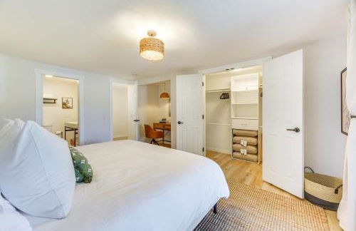 Waterfront Washington Getaway with Hot Tub and Deck! - Foto 16