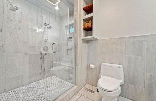 Upscale Azure by Saratoga Stays - Photo 6