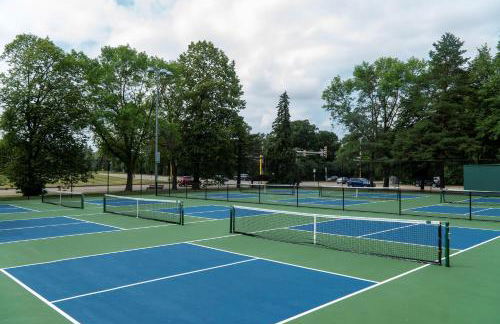 King Bed - 5 Min to MOA - 75 & 65' HDTV - Ping Pong - Foto 47