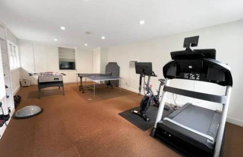 Cottage Retreat - Historic Cottage Home w Home Gym - Photo 21