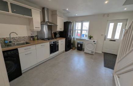 Large Modern House with Private Parking - Foto 18