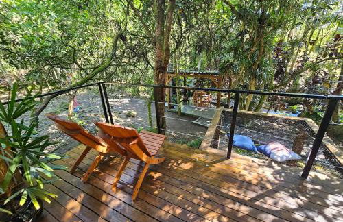 Um chalé e um riacho no meio da natureza - Foto 11