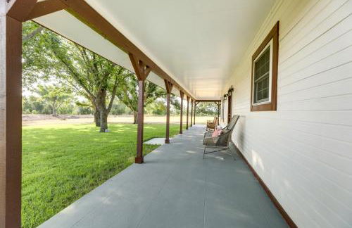 Remodeled Farmhouse on 18 Acres 8 Mi to Elgin! - Foto 1