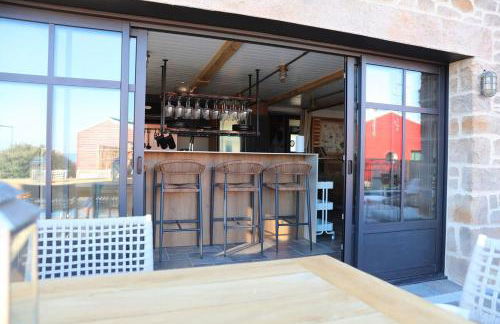 Ti an Aod Beachfront Stone Cottage Sleeps 10 OI Collection Rentals - Foto 4