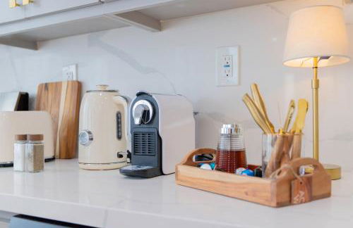 Grand 4-Bedroom - Brand New - Free parking and Patio - Photo 7