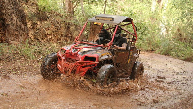 Tour en buggy por Kapolei - Foto 4, Vadeando uno de los ríos de la isla