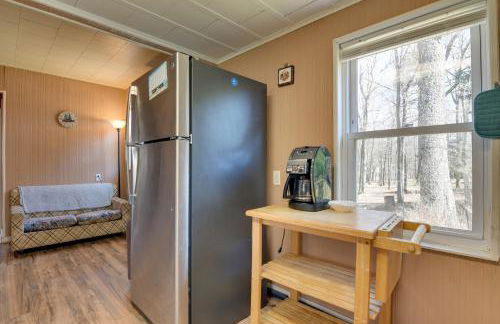 Shared Fire Pit and Kayaks Catskills Lake Retreat! - Foto 6