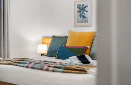 Colorful vibrant Oasis Sleeps 10, 10min to Disney - Photo 21