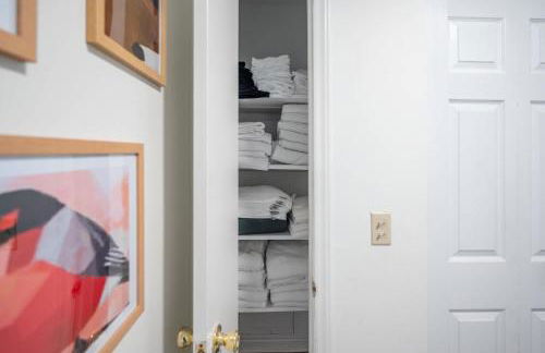 Color Pop Cottage Stylish 2BR with 2 Parking Spots - Foto 42