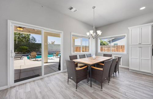 Spacious Home with Private Pool - Photo 6