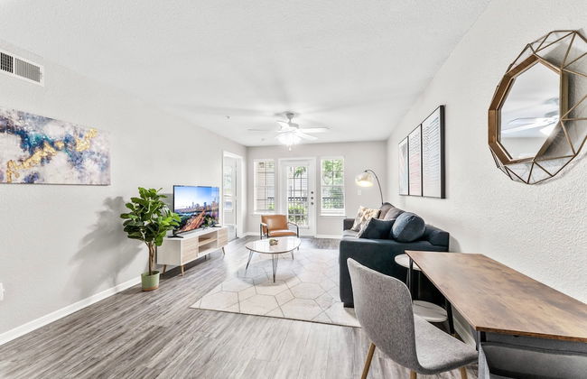 Cozy Chic 2BR King Suite w Gym Pool Close to DT - Foto 18