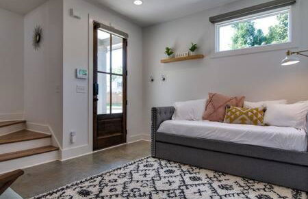Charming East Nash Retreat, Walk to Dining Faves, Cozy Den, Workspace and Smart TVs, Plush Velvet Sofa, Full Kitchen & Garage, Near Mas Tacos & Five Points, 10 Min to Broadway, 24 Hr Hospitality - Foto 12