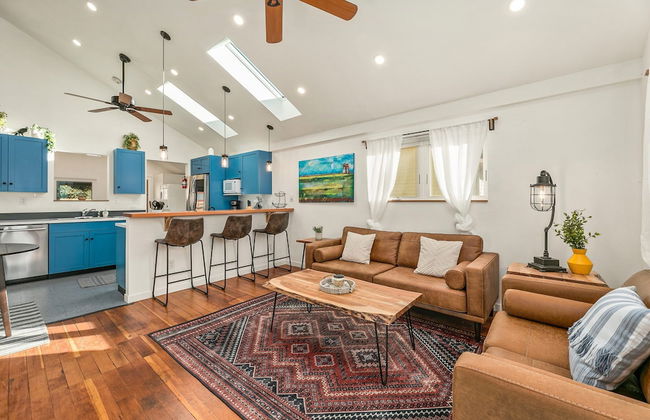 Vibrant Downtown Bungalow – Walk Everywhere! - Foto 15