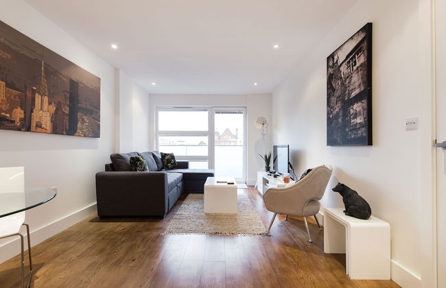 Luxury 2-bed Flat, Parking and Close to the Tube - Photo 15