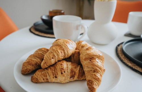 Cozy Waterfront Apartment - Free Parking & Wi-Fi - Photo 30