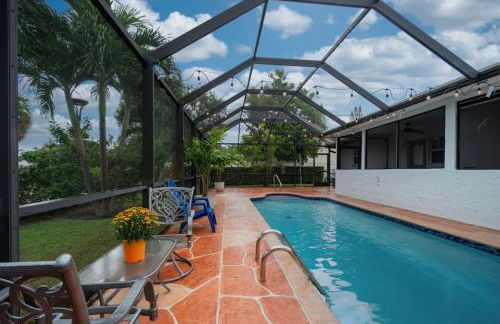 Three Bedroom Pool Home with Modern Interior Design - Foto 35